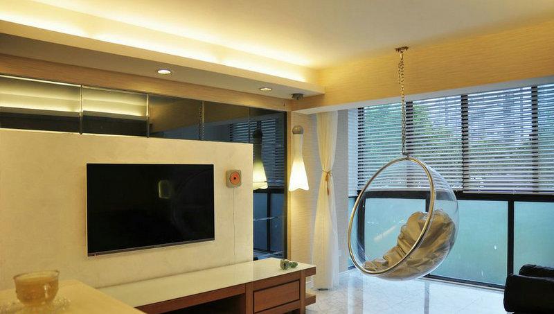 简单大方的客厅带菱形格子电视背景墙效果图茶色灰镜子玻璃电视墙配