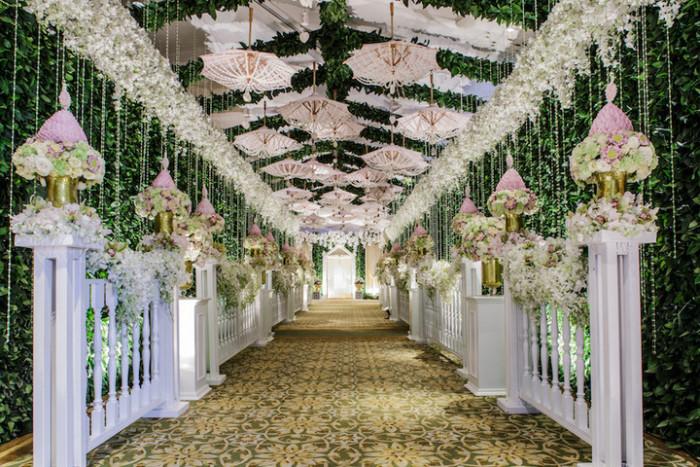 泰国鲜花婚礼走廊仪式通道全都堆满了鲜花