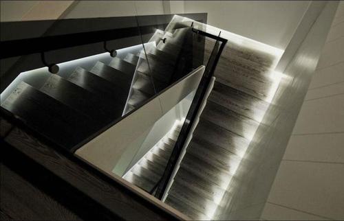 家里楼梯间这样设计照明晚上爬楼再也不用摸黑
