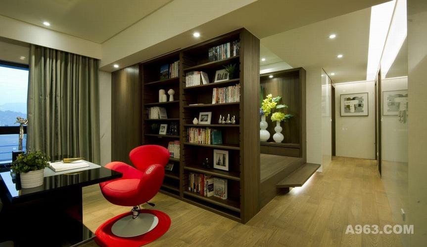 客厅的另一端布置成书房内嵌式书柜充分利用了空间.