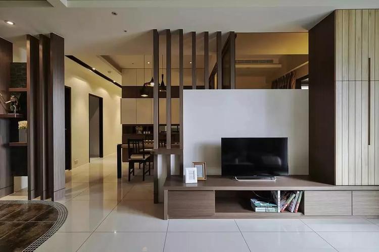 对于一些长方形的客厅或则是横厅格局的房子要是把电视墙摆在大空间