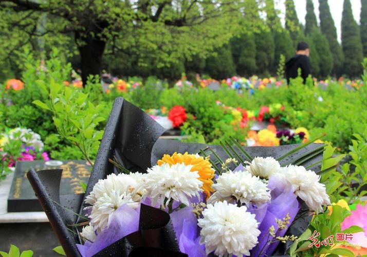 安徽省淮北市相山区鹰山公墓鲜花祭祀蔚然成风.