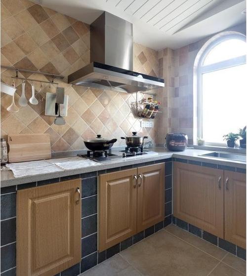 厨房的面积比较大所以用了砖砌橱柜来做比较结实耐用.