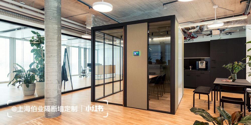 玻璃隔断墙为员工提供独立办公的独立空间