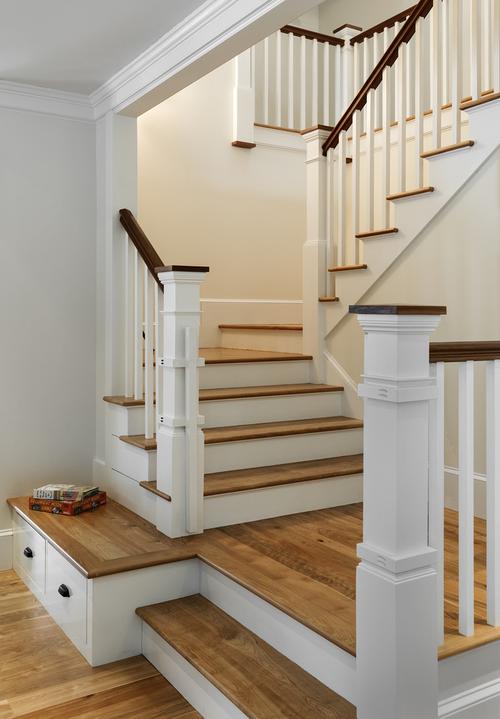 白色简欧式三层别墅楼梯设计效果图