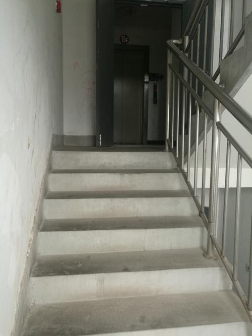 高层住宅楼楼梯间卫生保持良好