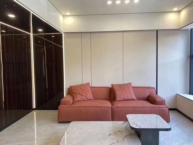 木饰面沙发背景墙木质的温润质感09给客厅增添了几分优雅的气质