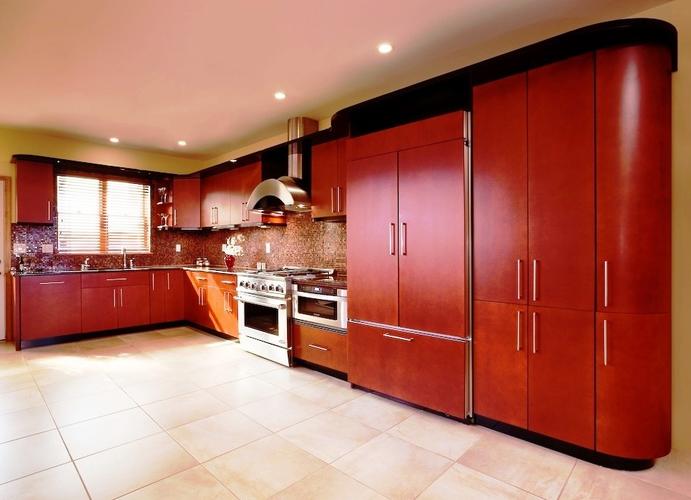 现代别墅深红色木质储物柜厨房装修效果图