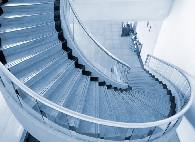 蓝色螺旋楼梯俯视阶梯