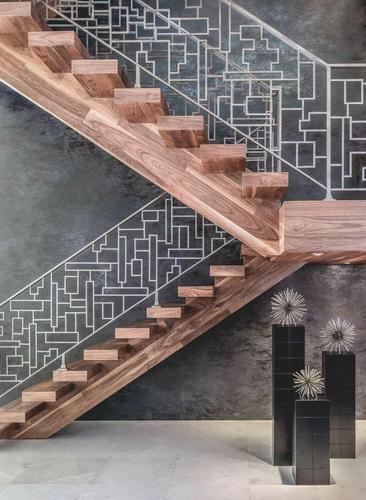 非常的中性木质楼梯搭配金属把手规整的外表下包裹着不规整的几何图案
