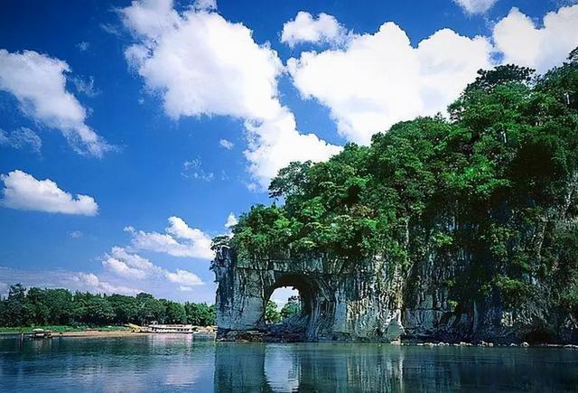 名的旅游景点当数桂林山水而桂林山水最有名的便是漓江风景名胜区