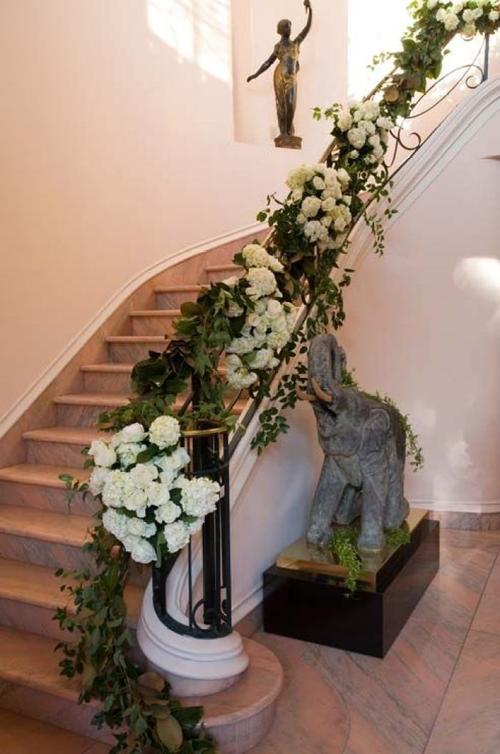 楼梯扶手上的花园正在盛开楼梯婚礼花艺.