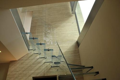 透明玻璃镂空台阶楼梯装修效果图