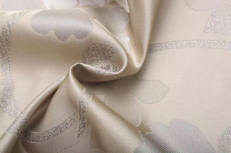 涤纶面料窗帘看起来挺刮色泽鲜明不褪色不缩水.