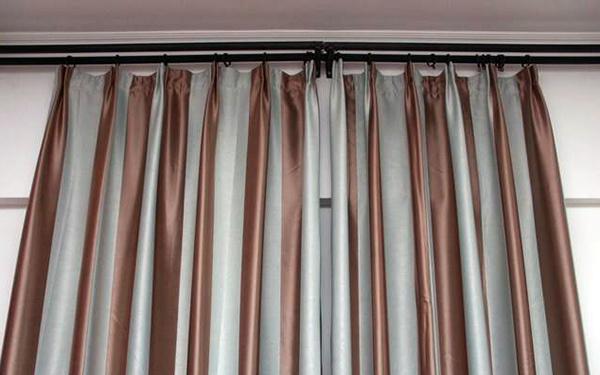 深灰色挂钩式窗帘四根据居室整体效果选择挂钩式窗帘就一般而言薄型