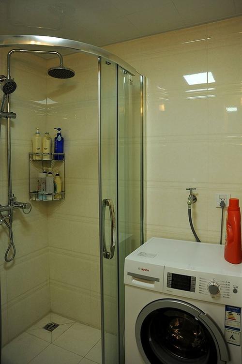 地调奢华三居120平家庭卫生间淋浴房花洒装修效果图