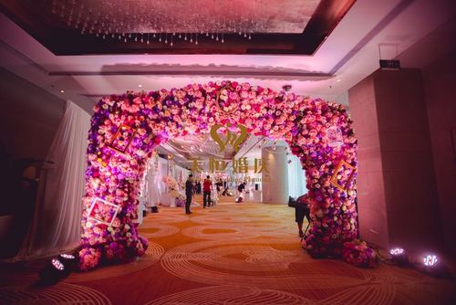婚礼布置鲜花拱门