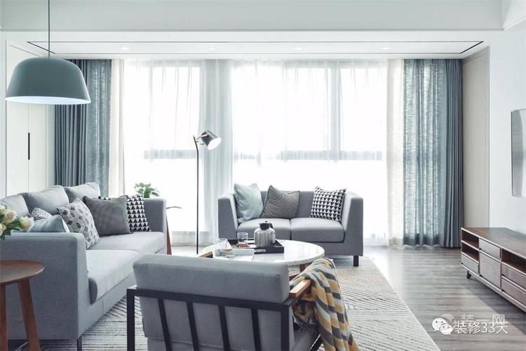 客厅地面通铺浅色地板大面积的落地玻璃窗搭配灰蓝色的窗帘让