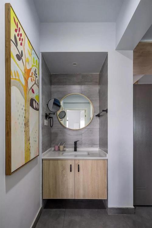 卫生间的洗手盆外置在走廊位置结合浅木色洗手盆墙面还有一面圆镜