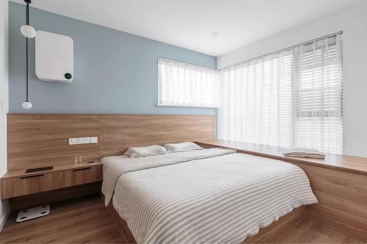 主卧定制的木质床体与床头柜床头护墙板以及飘窗组合成一体的设