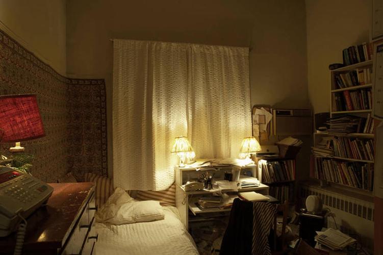 无人横图室内夜晚正面壁纸窗帘床家具书架卧室静物椅子