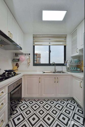 白色调的厨房在地面上铺了黑白图案的花砖点缀