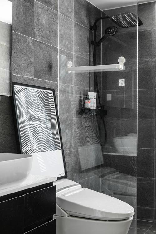 卫生间深灰色瓷砖磨砂质感选用白色美缝淋浴区玻璃隔断
