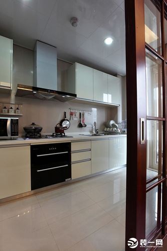 美观实用的敞开式厨房隔断装修效果图大全之玻璃门隔断