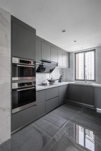 厨房橱柜采用高级灰色柜体与白色石材台面搭配时尚的灰色地砖与爵士白