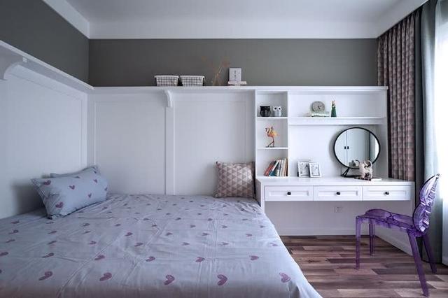 将床两侧靠墙安置令主人拥有熟悉而安定的休息场所也使得空间得到最