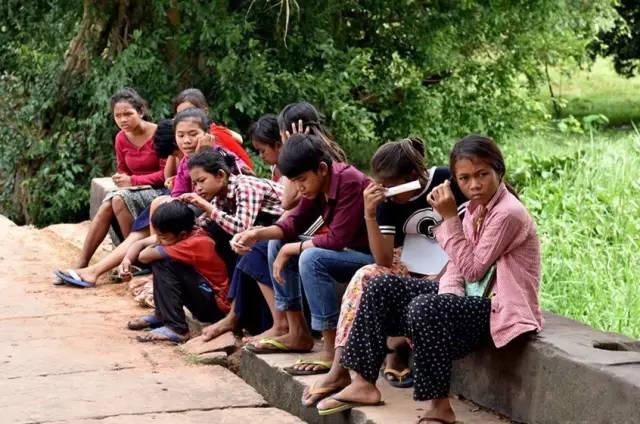 在路旁休息的柬埔寨人他们的娱乐方