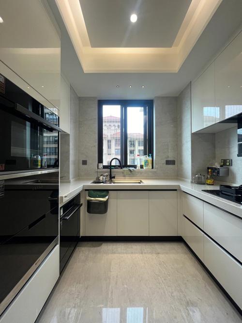 现代极简风厨房简洁大气又耐看白色烤漆门板通透亮丽视觉冲击感强