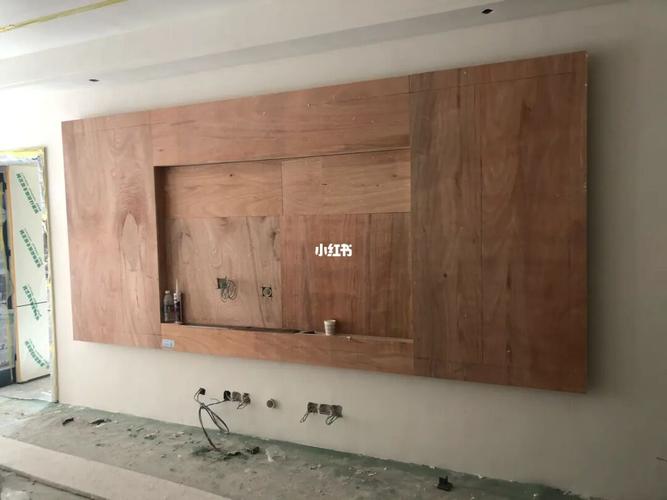 木工师傅做好了电视背景没有提前和师傅沟通好尺寸导致看好的大板