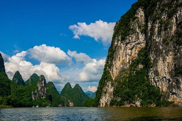 桂林山水是中国著名的风景名胜区位于广西东北部是世界自然遗产和