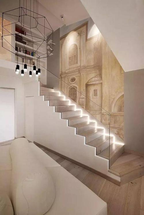 楼梯上的灯带设计不仅通过点亮空间给人带来安全感而且令这一区域