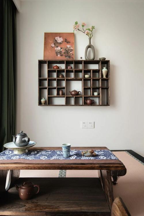 大户型可以考虑和茶边柜结合做收纳展示一体的博古架