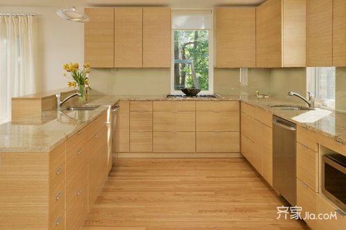 厨房是采用的木纹砖.