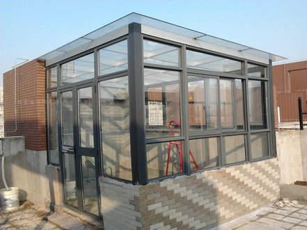 制作安装阳光房的顶面材料可以选用彩钢板阳光板单面钢化玻璃或者