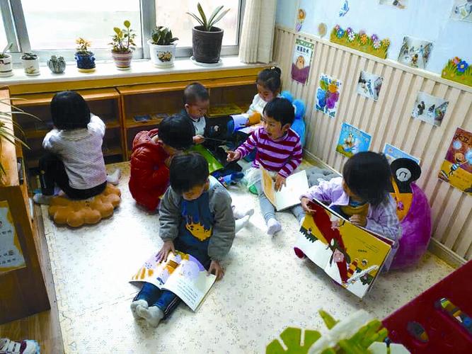 孩子们在幼儿园图书角读书