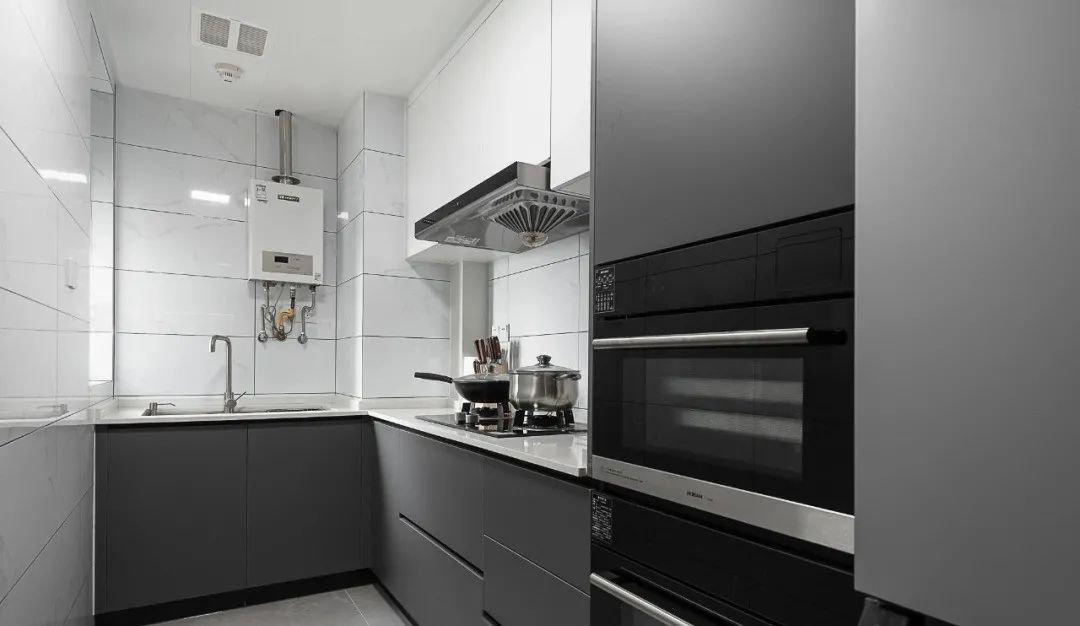 厨房墙面铺设白色瓷砖地面铺设灰调地砖搭配上灰色的橱柜门板