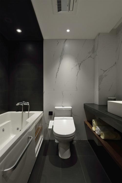 卫生间使用大理石作为背景墙搭配黑色地砖演绎出低调素雅的既视观感