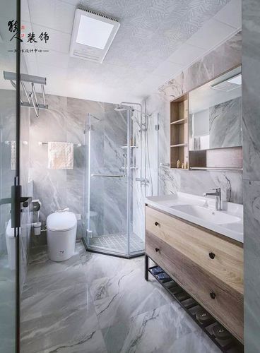 卫生间以独特大理石纹理的地面墙面砖布置上钻石形的淋浴房橡木色的