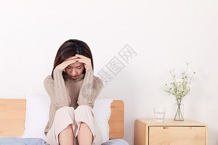 女性独自一人在家身体不舒服心情不好头痛高清图片素材