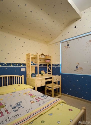2014最新儿童小房间实木写字台设计图片