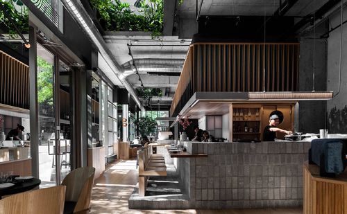 日料餐厅设计利用半透明的聚碳酸酯板将厨房与寿司吧.