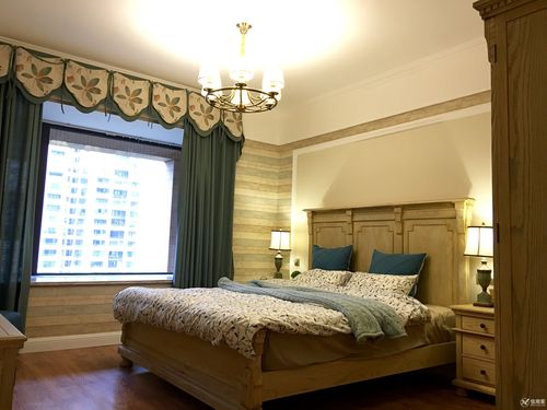 主卧室的设计质朴中带有优雅情调实木家具搭配柔美的窗帘局部点缀以