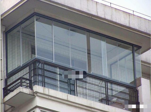 封阳台的时候有钱人都会选择用它来代替传统玻璃窗美观又省钱