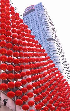 南京市新街口一商场外墙上挂满了串串火红的灯笼