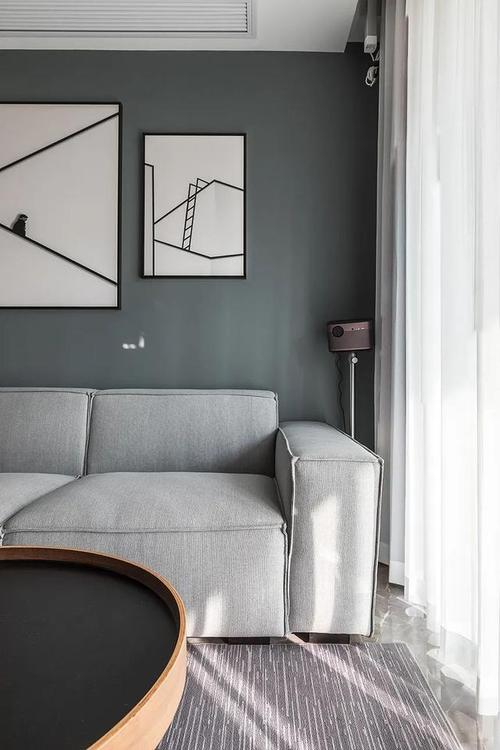 客厅整体现代风的装修氛围蓝灰色的沙发墙