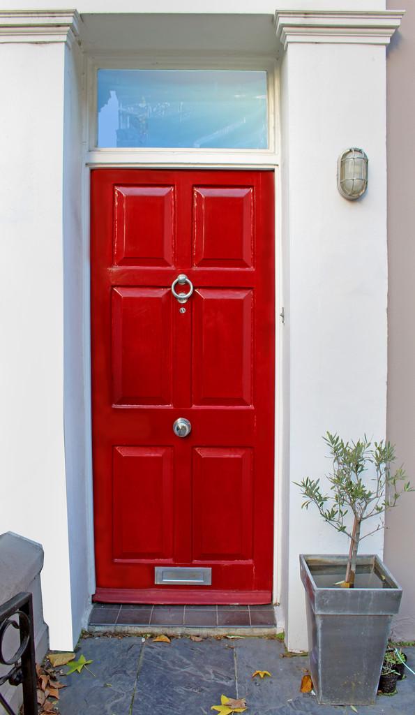 门红在住宅上复古的红色入口关门